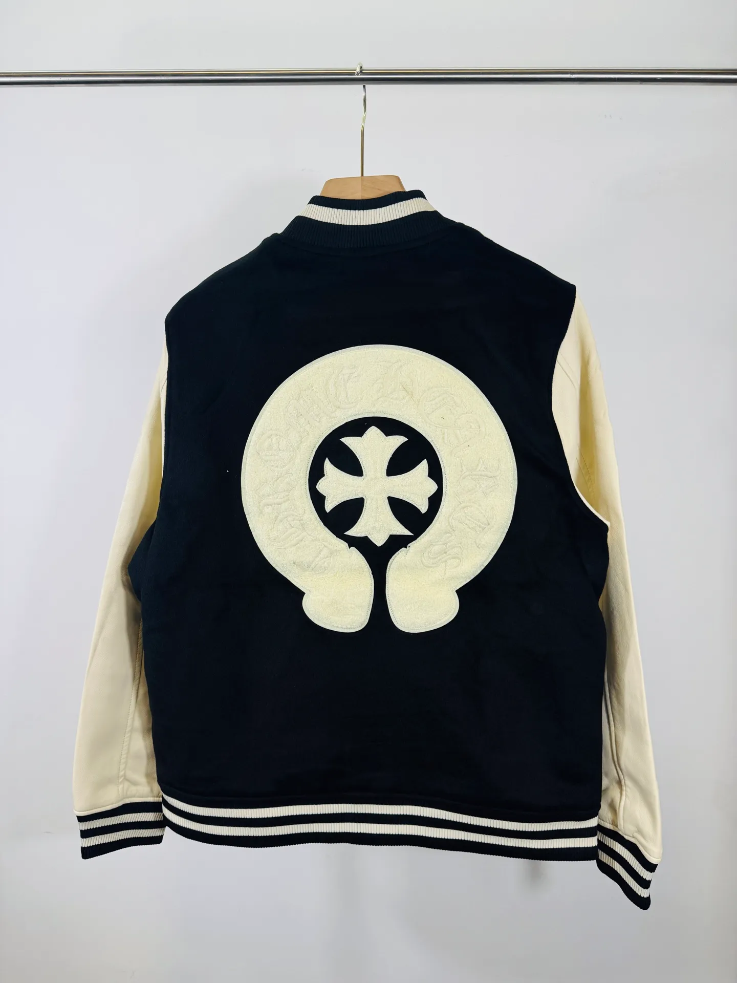 P520 top version 🐮 Real shot without P, ​​different from market products] Chrome Hearts 🍁Winter clothing is coming🍁 Sanskrit cross woolen leather sleeves spliced ​​baseball embroidered cotton jacket, heavy embroidery ➕ both sleeves and whole leather, counter synchronization, heavy industry! ! Customized version of thickened woolen fabric, silk lining, customized version of hardware, not the ordinary version on the market! ! Recommended colors: black and white color matching Code numbers: S, M, L, XL